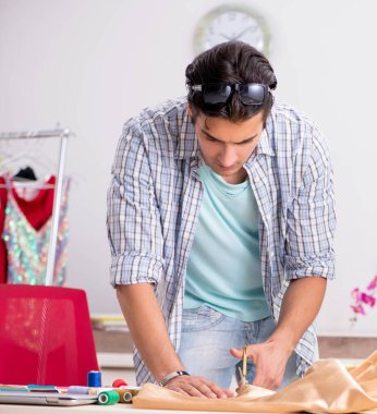 Atölyesinde çalışan yakışıklı bir terzi.