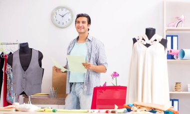 Atölyesinde çalışan yakışıklı bir terzi.