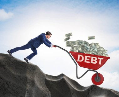 İş adamı, dolarlarla el arabasını yokuş aşağı itiyor