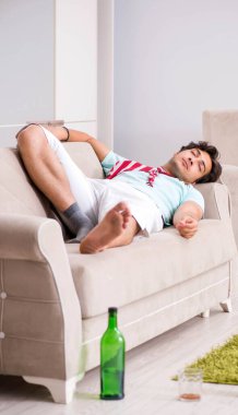 Genç sarhoş yakışıklı adam partiden sonra evde