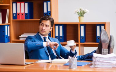 Ofiste çalışan genç bir çalışan.