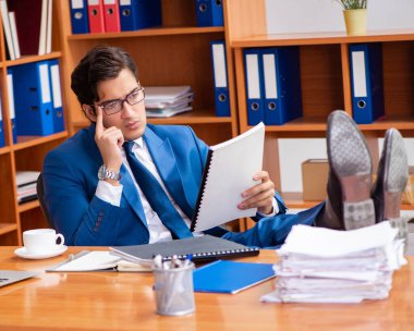 Ofiste çalışan genç bir çalışan.