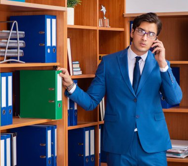 Ofiste çalışan genç bir çalışan.