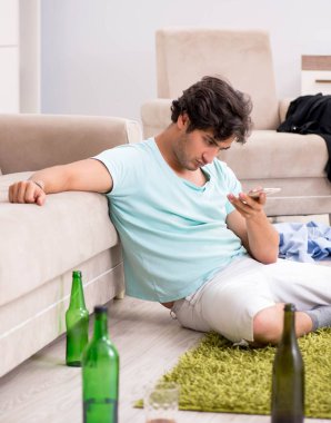 Genç sarhoş yakışıklı adam partiden sonra evde