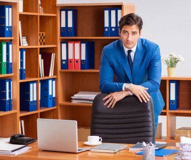 Ofiste çalışan genç bir çalışan.