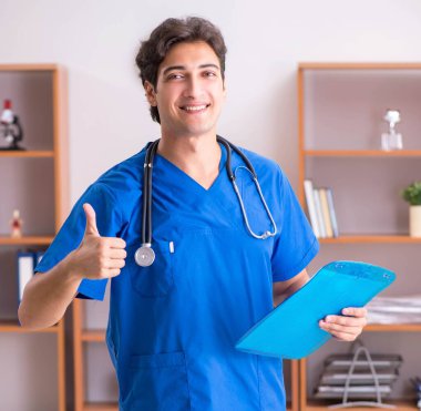 Hastanede çalışan yakışıklı genç bir doktor.