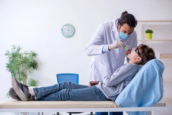 Jonge jongen bezoekt dokter in ziekenhuis — Stockfoto