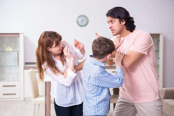 Conflits familiaux avec le mari, la femme et l'enfant — Photo