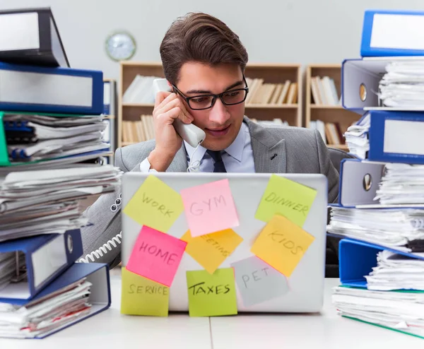 Businessman struggling with multiple priorities — Stock Photo, Image