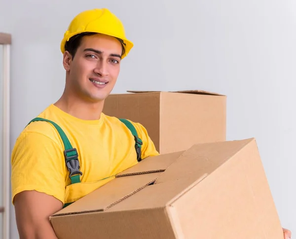 Trabalhador do transporte entregando caixas para casa — Fotografia de Stock