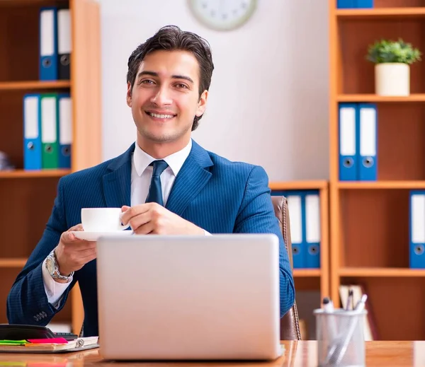 Молодий красивий бізнесмен працює в офісі — стокове фото