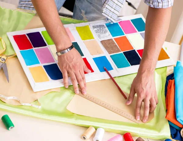 Joven sastre guapo trabajando en su taller — Foto de Stock