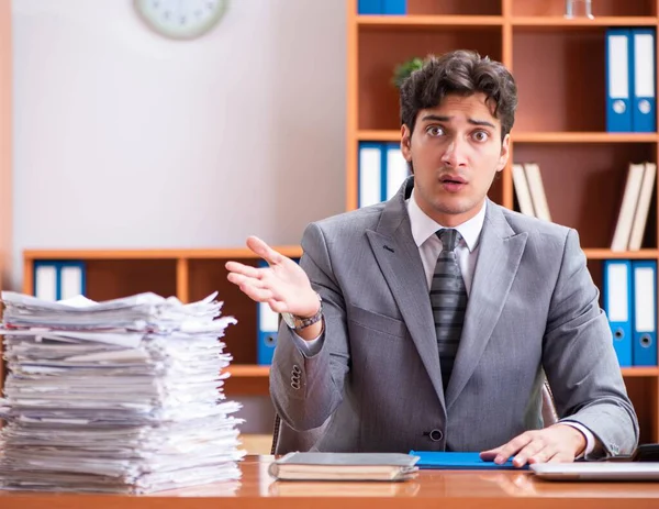 Giovane uomo d'affari bello infelice con il lavoro eccessivo — Foto Stock