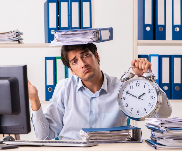 Överbelastad upptagen anställd med för mycket arbete och pappersarbete — Stockfoto