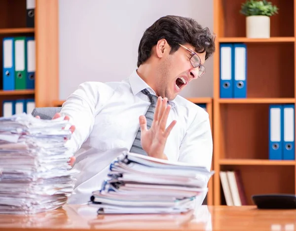 Junger gutaussehender Geschäftsmann unzufrieden mit exzessiver Arbeit — Stockfoto