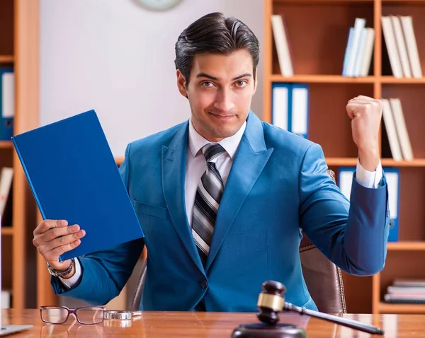 Advogado que trabalha no escritório — Fotografia de Stock