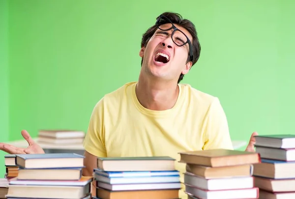 Student mit zu vielen Büchern zum Lesen vor der Prüfung — Stockfoto