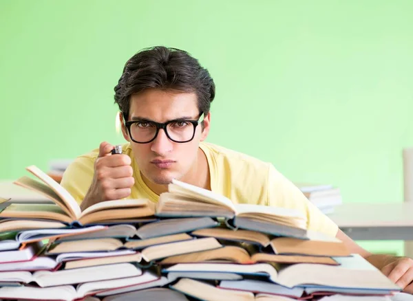 Étudiant avec trop de livres à lire avant l'examen — Photo