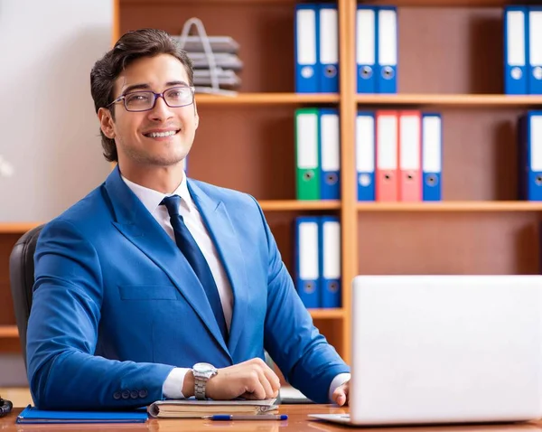 Jeune employé travaillant au bureau — Photo