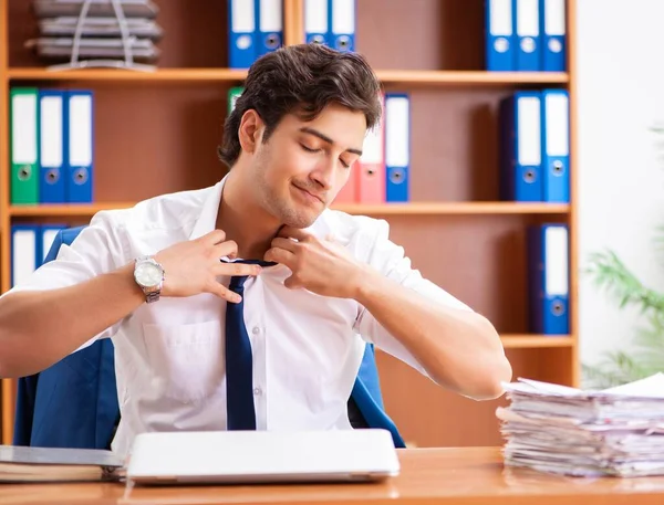 Junge Angestellte im Büro — Stockfoto