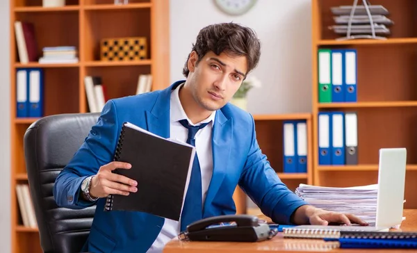 Young employee working in the office — Stock Photo, Image