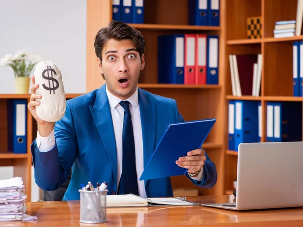 Junge Angestellte im Büro — Stockfoto