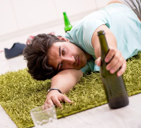 Junge Betrunkene schöner Mann nach Party zu Hause — Stockfoto
