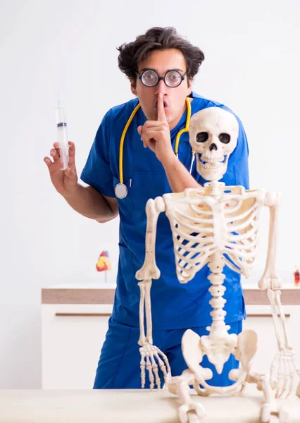 Grappige dokter met skelet in ziekenhuis — Stockfoto