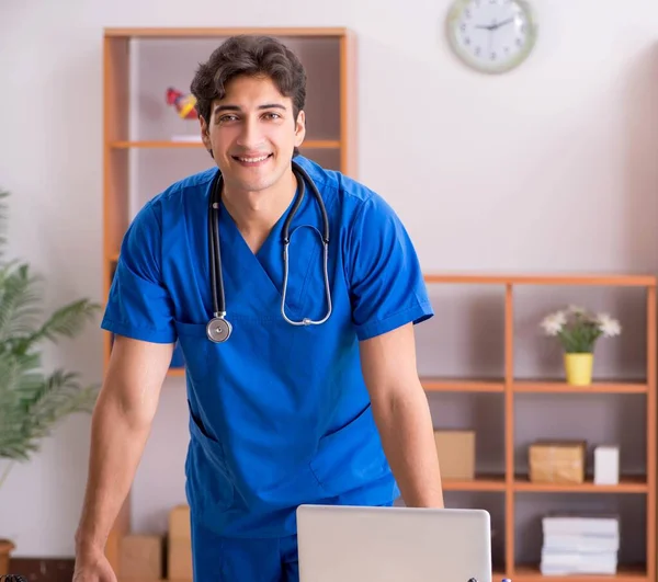 Jonge knappe dokter in het ziekenhuis — Stockfoto