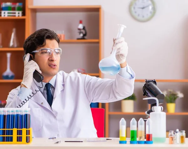 Jonge knappe biochemicus die in het lab werkt — Stockfoto