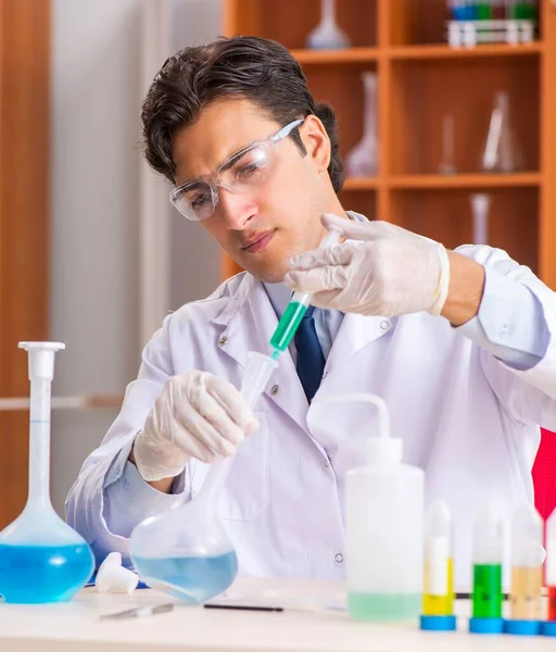 Ung stilig biokemist som arbetar i labbet — Stockfoto