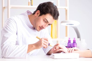 Manikür seansı sırasında eller