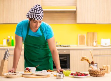 Genç profesyonel aşçı mutfakta hazırlanıyor.