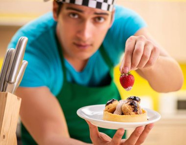 Adam evde pasta hazırlıyor.