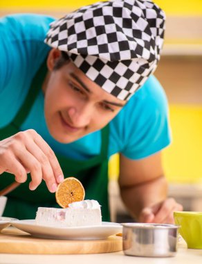 Adam evde pasta hazırlıyor.