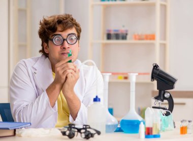 Deneyler ve testler yapan çılgın bir kimyager.