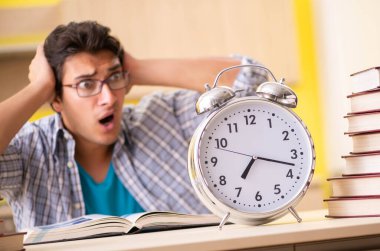 Sınava hazırlanan öğrenci mutfakta oturuyor.