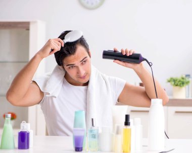 Tuvaletteki genç yakışıklı adam hijyen konseptinde.