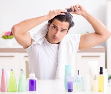 Tuvaletteki genç yakışıklı adam hijyen konseptinde.