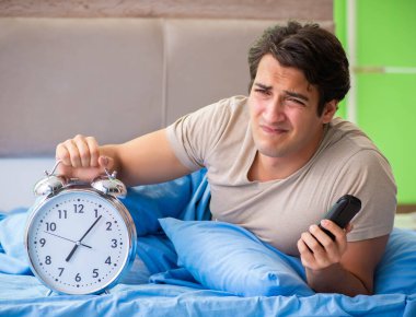 Uykusuzluk çeken bir adam.