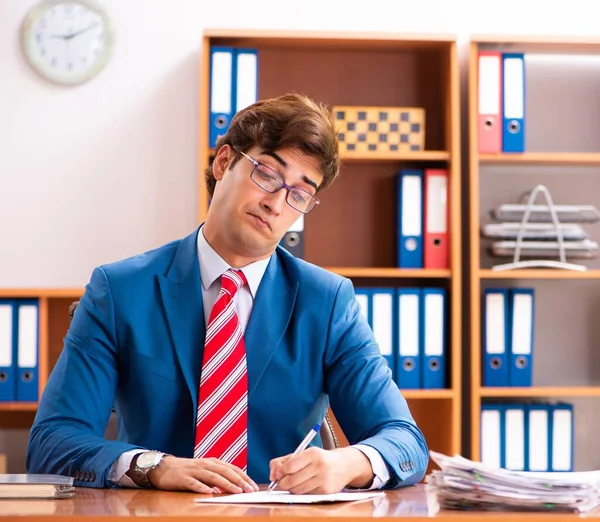 Jeune homme politique beau assis dans le bureau — Photo