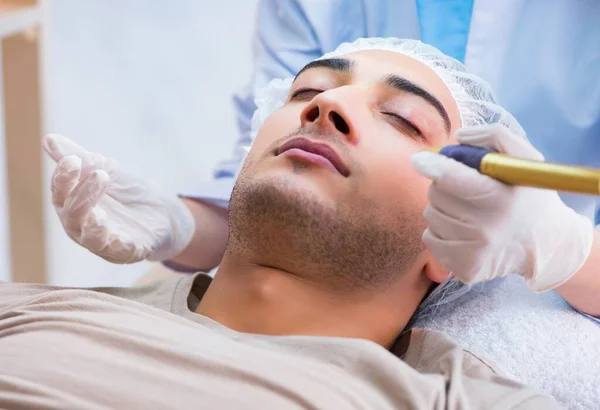 Чоловік відвідує дерматолога для лазерного видалення шрамів — стокове фото