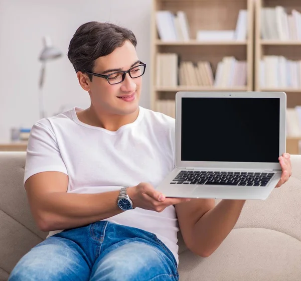 Man werkend op de bank — Stockfoto