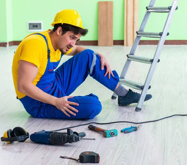 Injured worker at the work site — Stock Photo, Image