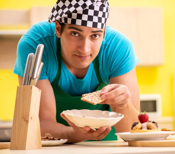 Hombre cocinar la preparación de pastel en la cocina en casa —  Fotos de Stock