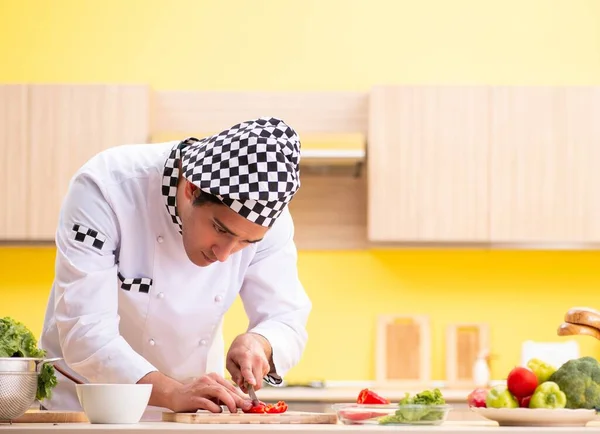 Joven cocinero profesional preparando ensalada en casa — Foto de Stock