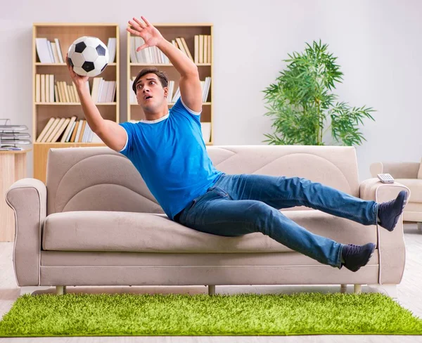 Uomo guardando il calcio a casa seduto sul divano — Foto Stock