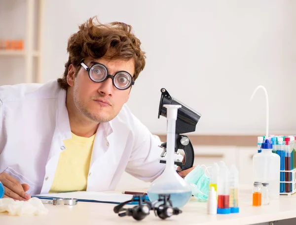 Αστείος τρελός χημικός κάνει πειράματα και δοκιμές — Φωτογραφία Αρχείου