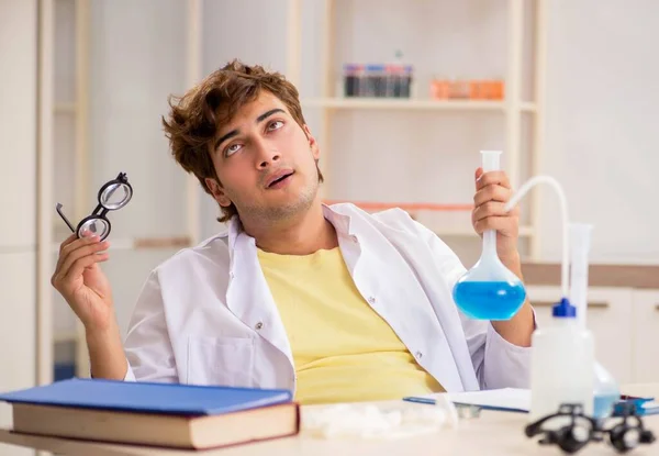 Funny crazy chemist doing experiments and tests — Stock Photo, Image