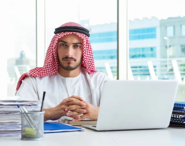 Arabische zakenman werkzaam in het kantoor — Stockfoto